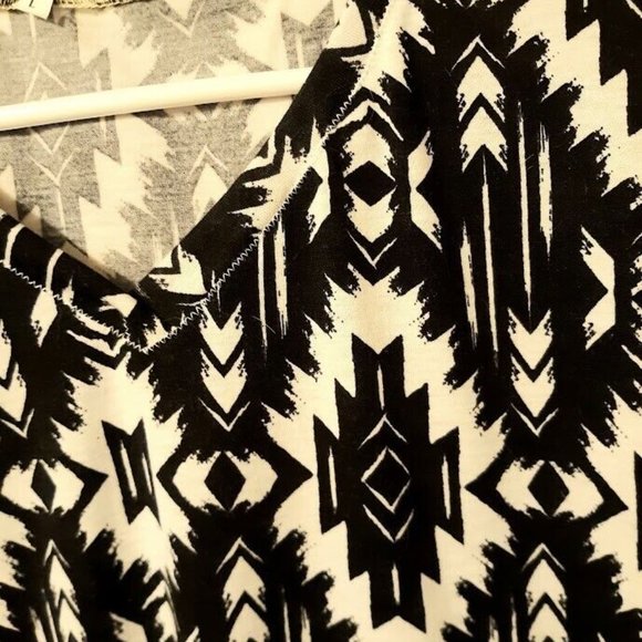 Aztec Southwestern V-neck T-shirt Top Blouse L Black White Short sleeve Western - Picture 8 of 10
